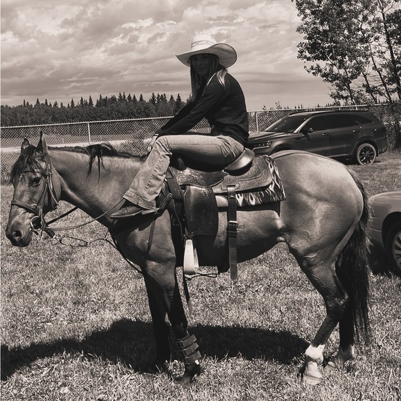 Meet your Posher, Taylor - Picture 4 of 4